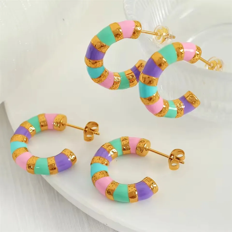 Bông tai nhỏ giọt đầy màu sắc bùng nổ